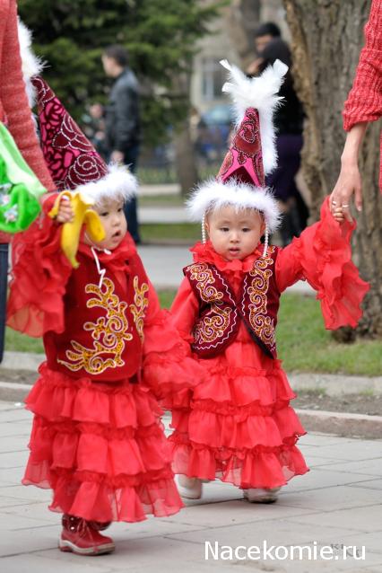 Куклы в народных костюмах №28 Кукла в казахском праздничном костюме