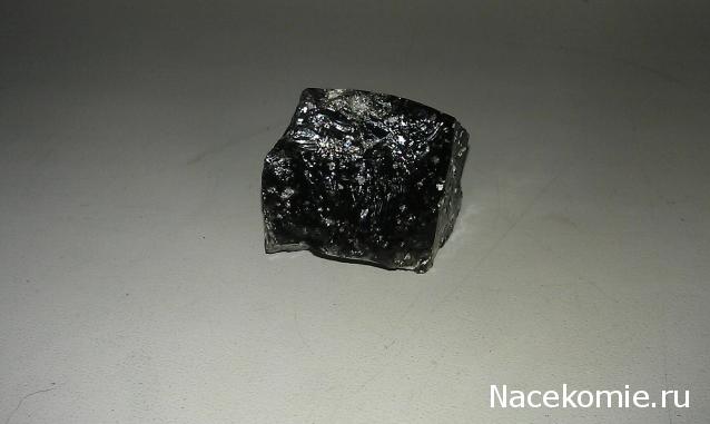 Минералы Сокровища Земли №3 - Черный обсидиан