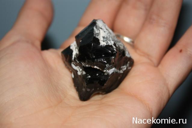 Минералы Сокровища Земли №3 - Черный обсидиан