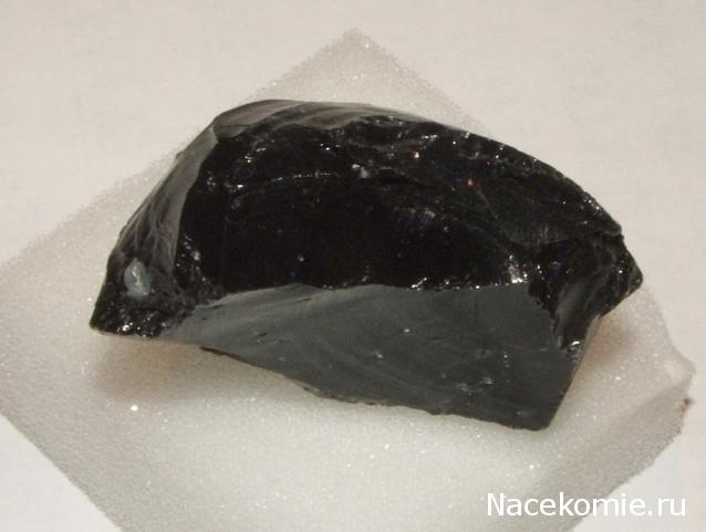 Минералы Сокровища Земли №3 - Черный обсидиан
