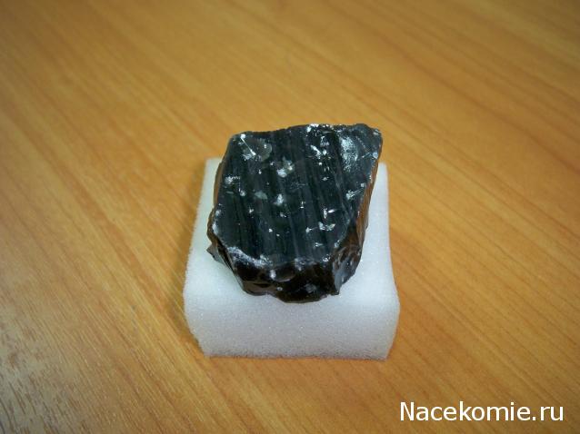 Минералы Сокровища Земли №3 - Черный обсидиан