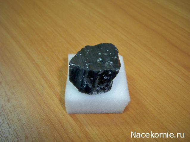 Минералы Сокровища Земли №3 - Черный обсидиан