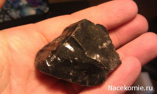 Минералы Сокровища Земли №3 - Черный обсидиан