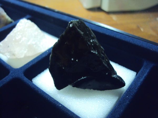 Минералы Сокровища Земли №3 - Черный обсидиан