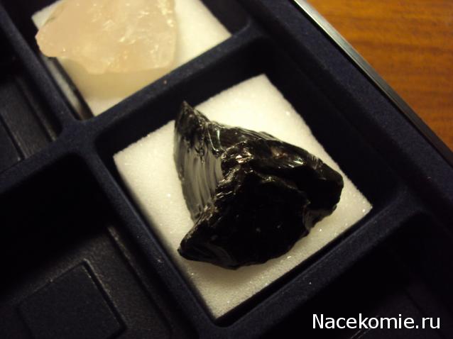 Минералы Сокровища Земли №3 - Черный обсидиан