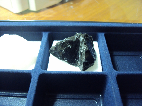 Минералы Сокровища Земли №3 - Черный обсидиан