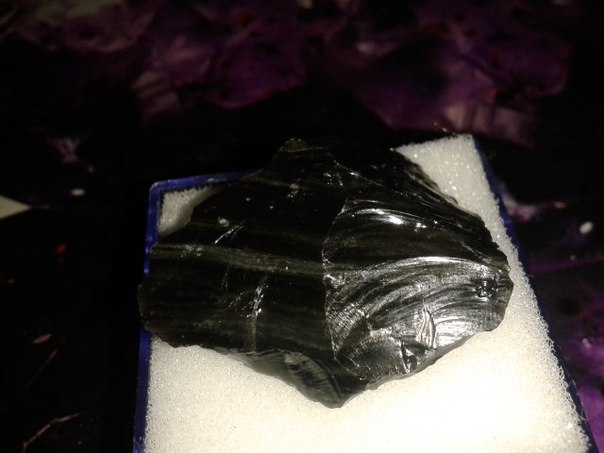 Минералы Сокровища Земли №3 - Черный обсидиан