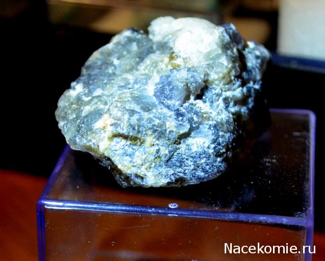 Минералы Сокровища Земли №16 - Кордиерит