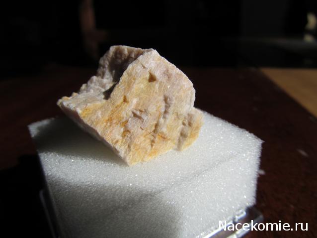 Минералы Сокровища Земли №31 - Ортоклаз