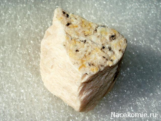 Минералы Сокровища Земли №31 - Ортоклаз