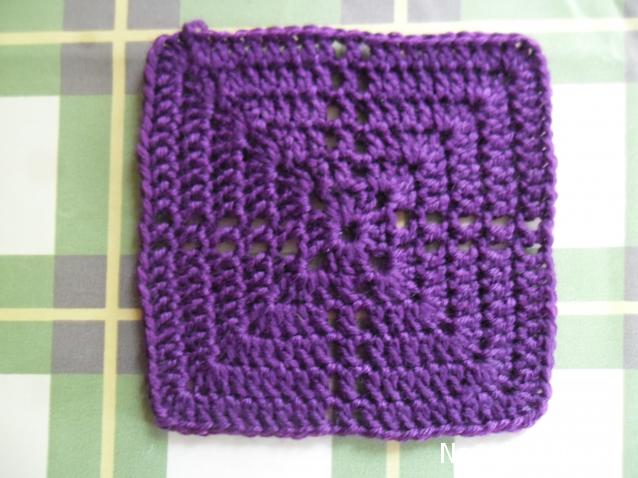 Рукоделие для дома №7: Кремовая пряжа, темно-фиолетовая пряжа