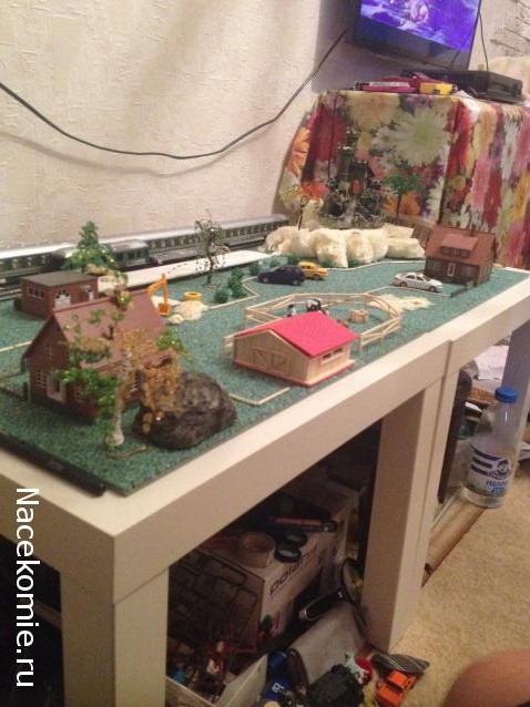 Железная Дорога в Миниатюре №4 – Половина деталей домика, электрическая лампа