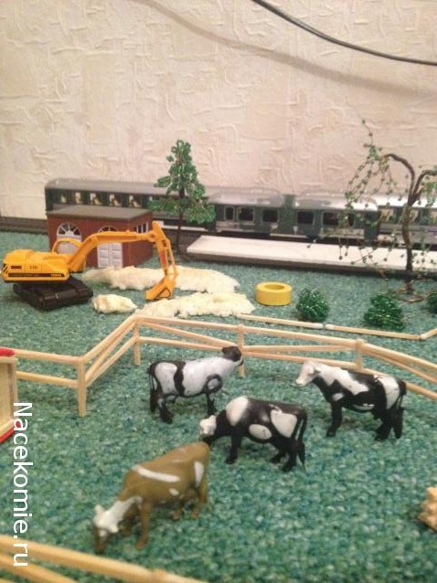 Железная Дорога в Миниатюре №4 – Половина деталей домика, электрическая лампа