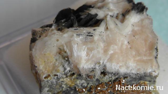 Минералы Сокровища Земли №59 - Ванадинит