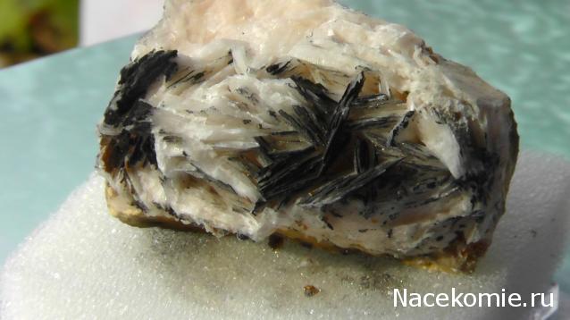 Минералы Сокровища Земли №59 - Ванадинит