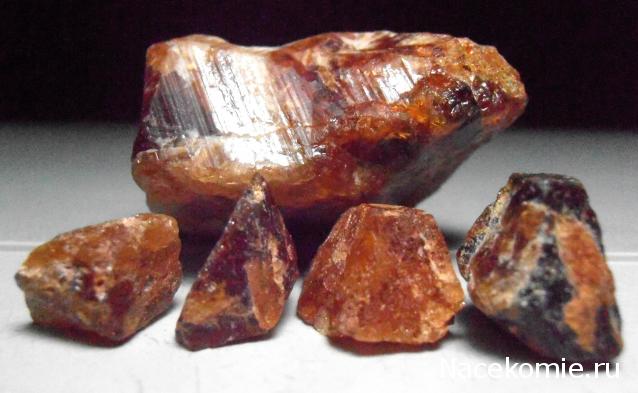 Минералы Сокровища Земли №64 - Гессонит