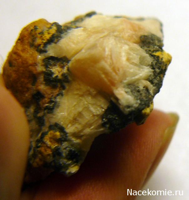 Минералы Сокровища Земли №71 - Церуссит