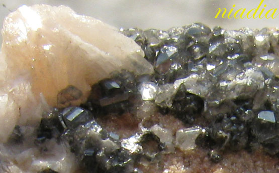 Минералы Сокровища Земли №71 - Церуссит