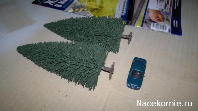 Железная Дорога в Миниатюре №23 - Две зелёные ёлки, легковой автомобиль зелёного цвета