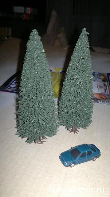 Железная Дорога в Миниатюре №23 - Две зелёные ёлки, легковой автомобиль зелёного цвета