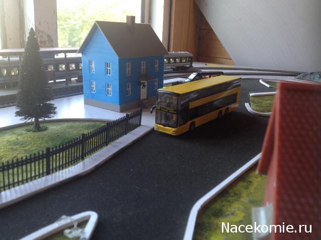 Железная Дорога в Миниатюре №46 - Два хвойных дерева, модель зелёного автомобиля