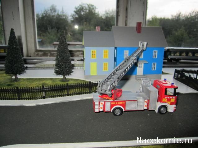 Железная Дорога в Миниатюре №46 - Два хвойных дерева, модель зелёного автомобиля