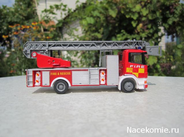 Железная Дорога в Миниатюре №46 - Два хвойных дерева, модель зелёного автомобиля