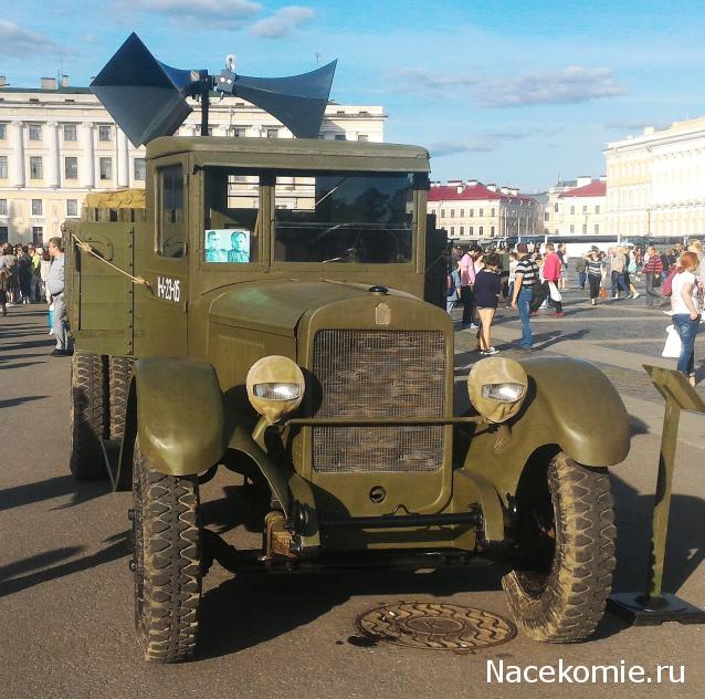 Выставка военной техники на Дворцовой площади в Санкт-Петербурге