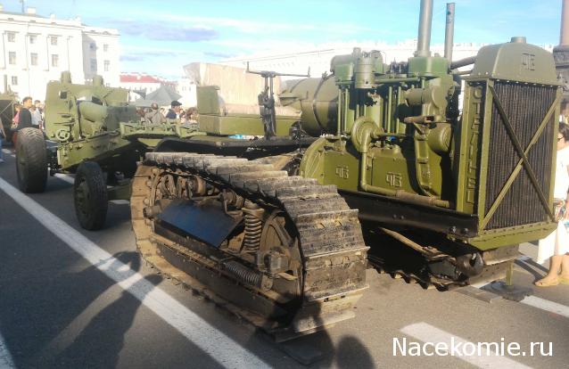 Выставка военной техники на Дворцовой площади в Санкт-Петербурге