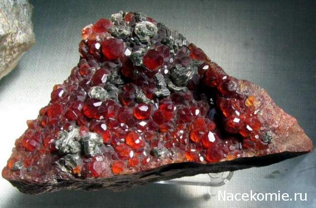 Минералы Подземные Богатства №67 - Гессонит