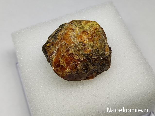 Минералы Подземные Богатства №67 - Гессонит