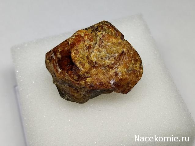 Минералы Подземные Богатства №67 - Гессонит