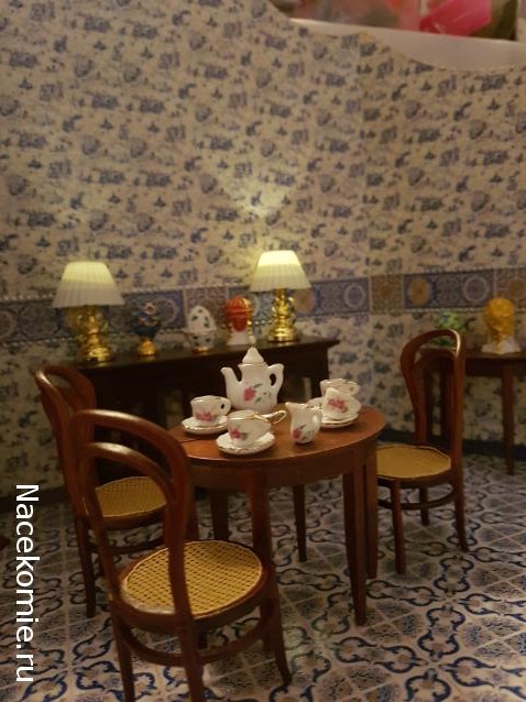 Кукольный Дом №1 - Стол и Фарфоровый Сервиз
