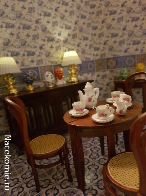 Кукольный Дом №1 - Стол и Фарфоровый Сервиз