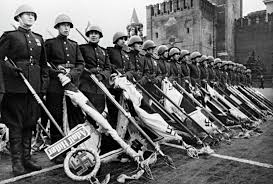 Солдаты ВОВ №160 - Красноармеец с трофейным немецким знаменем, парад Победы 1945 г.