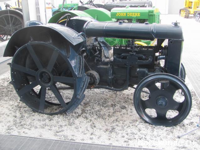 Тракторные музеи/выставки/памятники