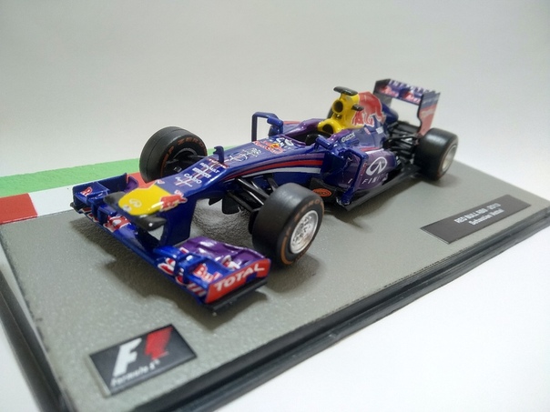 Formula 1 №8 - Red Bull RB 9 Себастьян Феттель (2013)