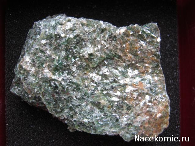 Минералы №15 - Фуксит