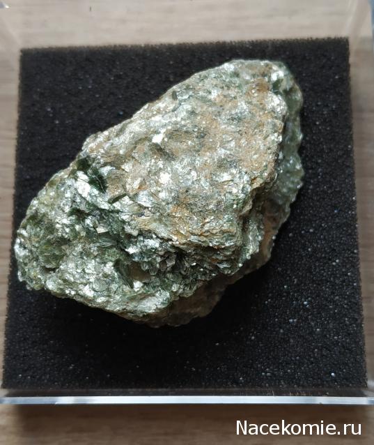 Минералы №15 - Фуксит