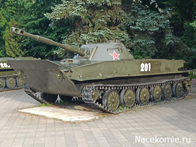 Краснодар. Площадка с военной техникой в парке Победы.