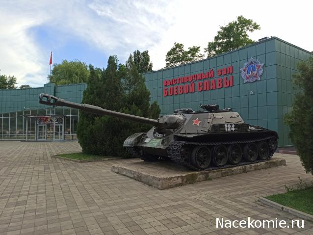Краснодар. Площадка с военной техникой в парке Победы.