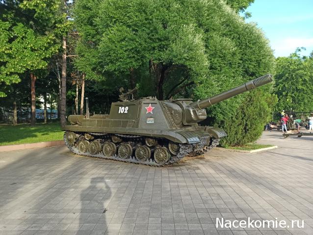 Краснодар. Площадка с военной техникой в парке Победы.
