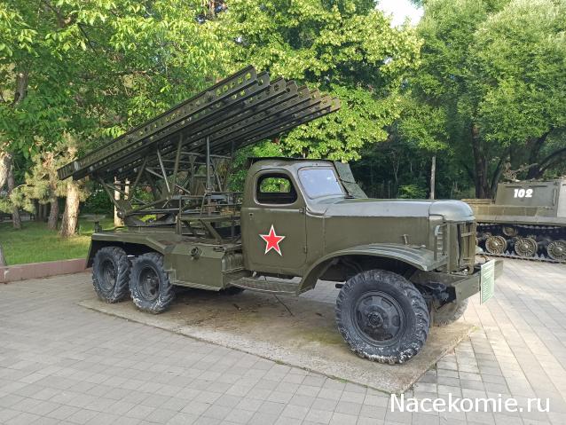 Краснодар. Площадка с военной техникой в парке Победы.