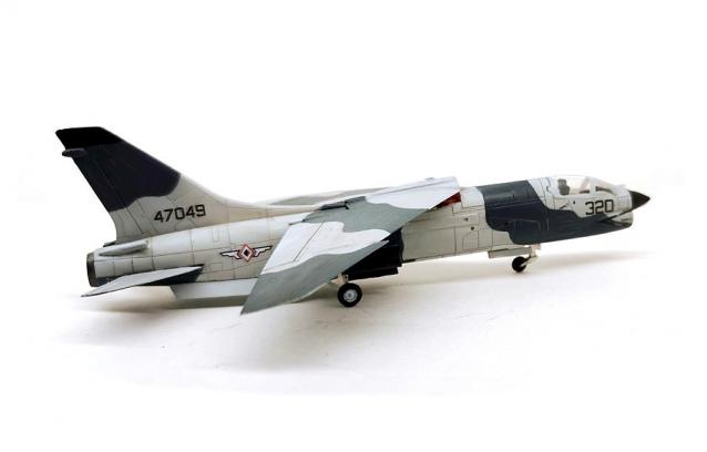 F-Toys VS13 F-8 Crusader и МиГ-21Ф 1/144