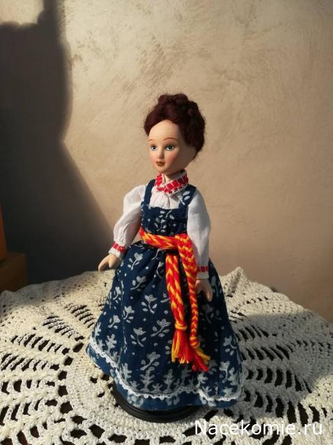 Куклы в народных костюмах №5 Кукла в зимнем костюме Архангельской губернии