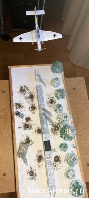 Зимняя диорама "Сражение Бронепоезда РККА с немецкой бронетехникой: бомбовая атака Юнкерса..." в М 1:160