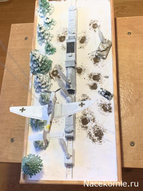 Зимняя диорама "Сражение Бронепоезда РККА с немецкой бронетехникой: бомбовая атака Юнкерса..." в М 1:160