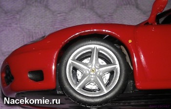 Логотип Феррари на колесных дисках у модели из Тестовой серии ferrari collection