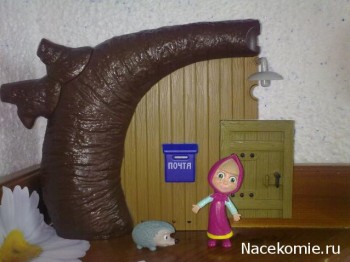 Фигурка Маши и фрагмент Домика Медведя